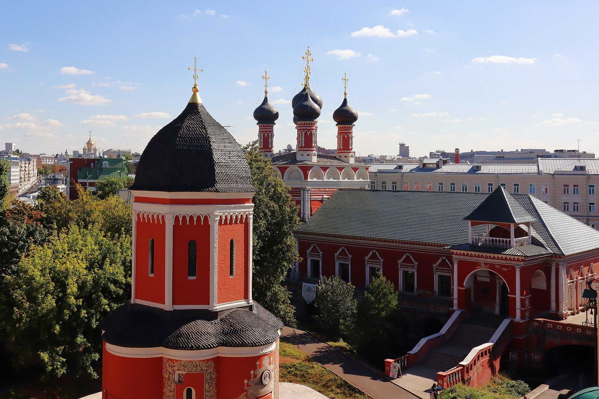 <i><b>Vysoko-Petrovsky Monastery. Courtesy: Wikimedia Commons</b></i>