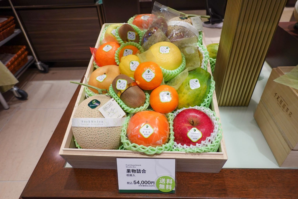 <b>Mixed Basket - Rs. 36,000 for a box of one piece each of muskmelon, apple, kiwi, tomato, orange, lemon, papaya, etc.</b>