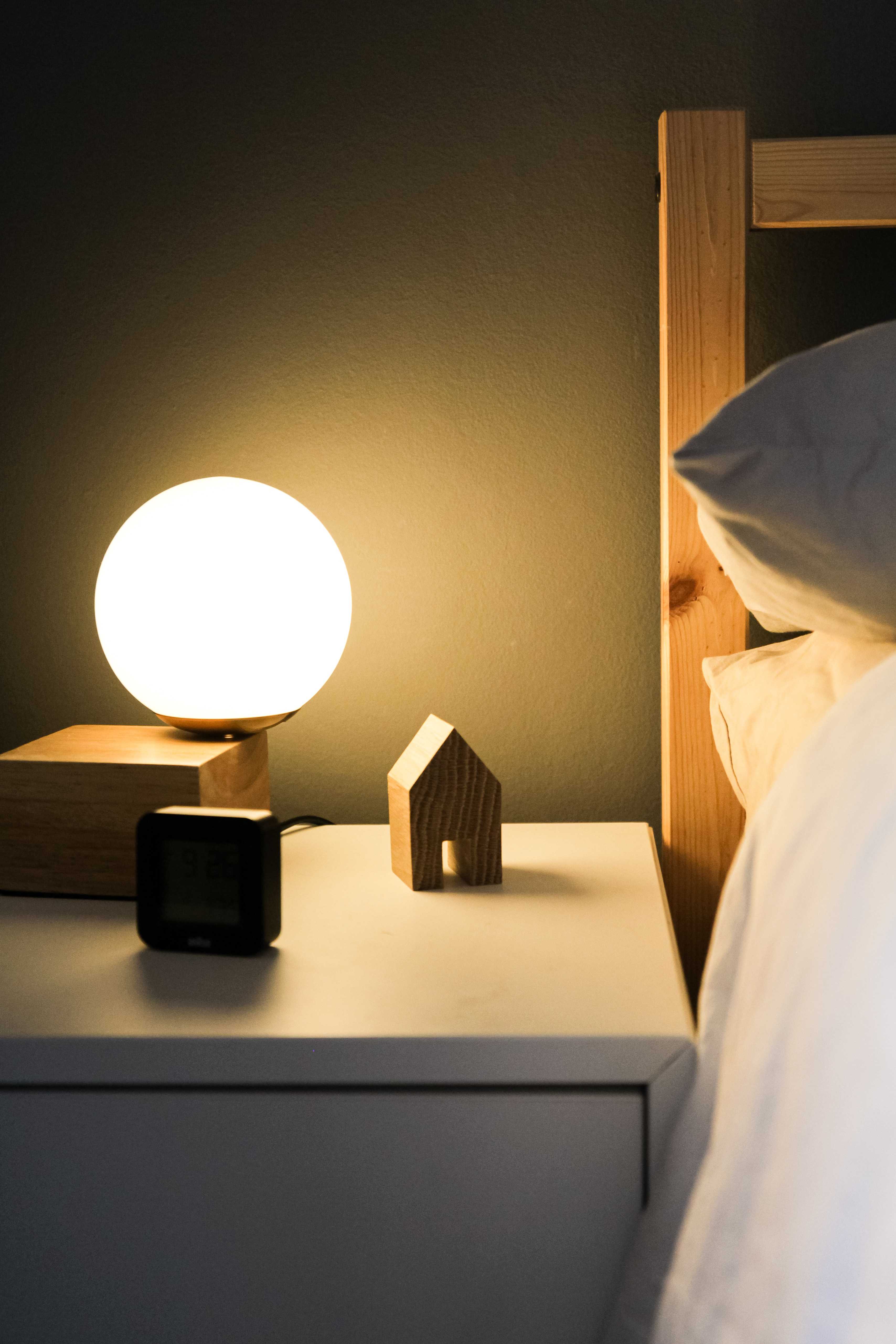 <b>Establish a sleep environment conducive to rest. Eliminate all disturbances in the bedroom</b>