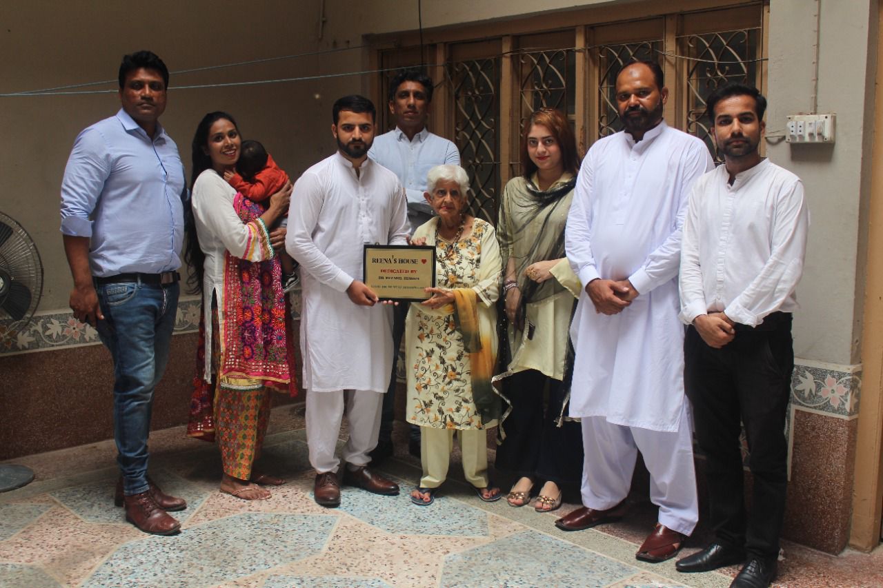 <b>The Hussain family and Varma’s friends across the border present her with a plaque</b>