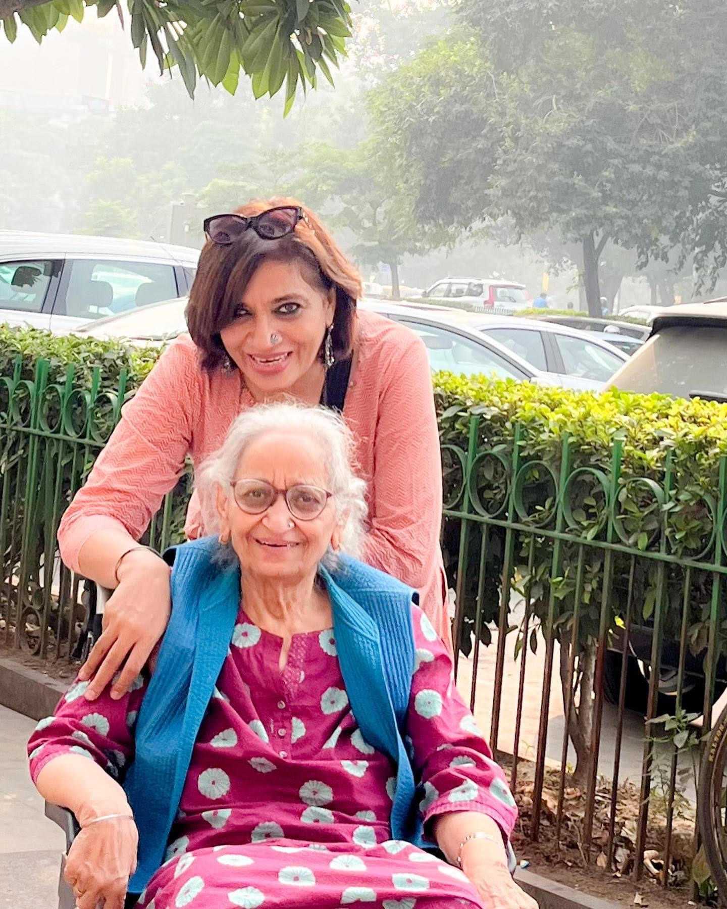 <b><i>Deepika with her mother, actor Kamlesh Gill</i></b>