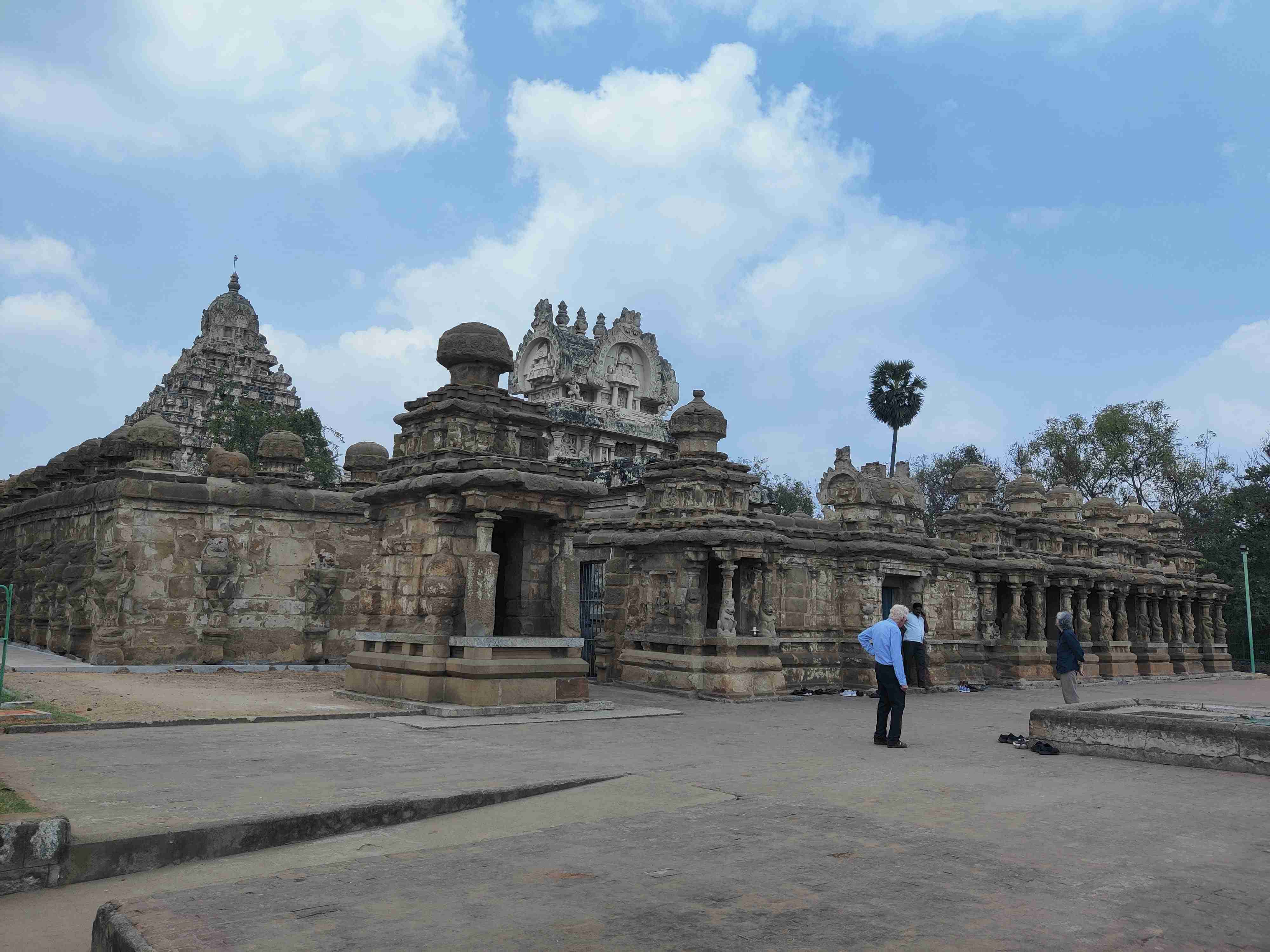 <b>  Kailasanathar Temple (Pic Courtesy - Nidhi Chawla)</b>